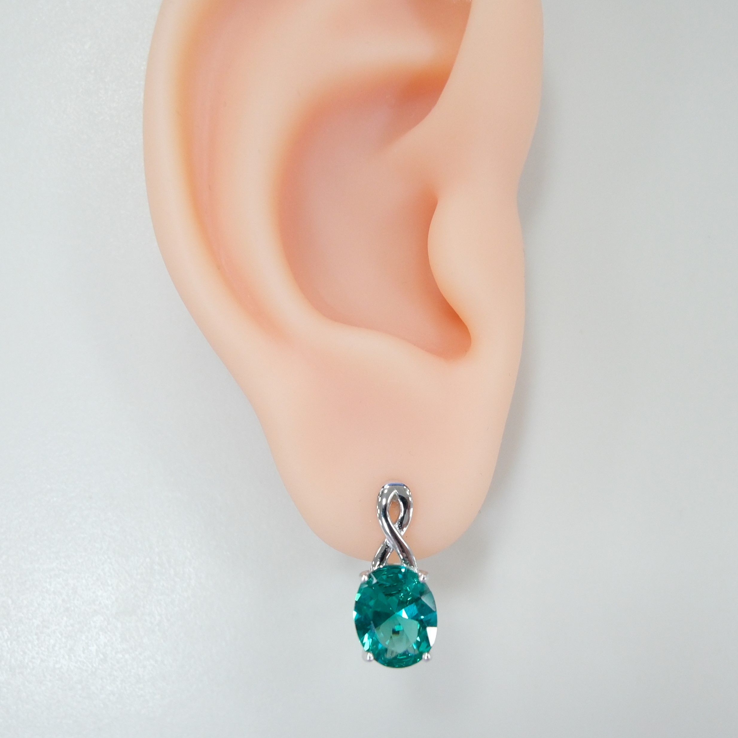 Серебряные серьги с зеленой шпинелью